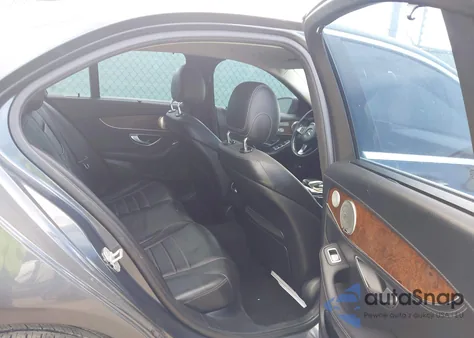 2015 Mercedes-Benz C 300 Luxury 4Matic z USA, uszkodzony, nr VIN 55SWF4KB0FU030722